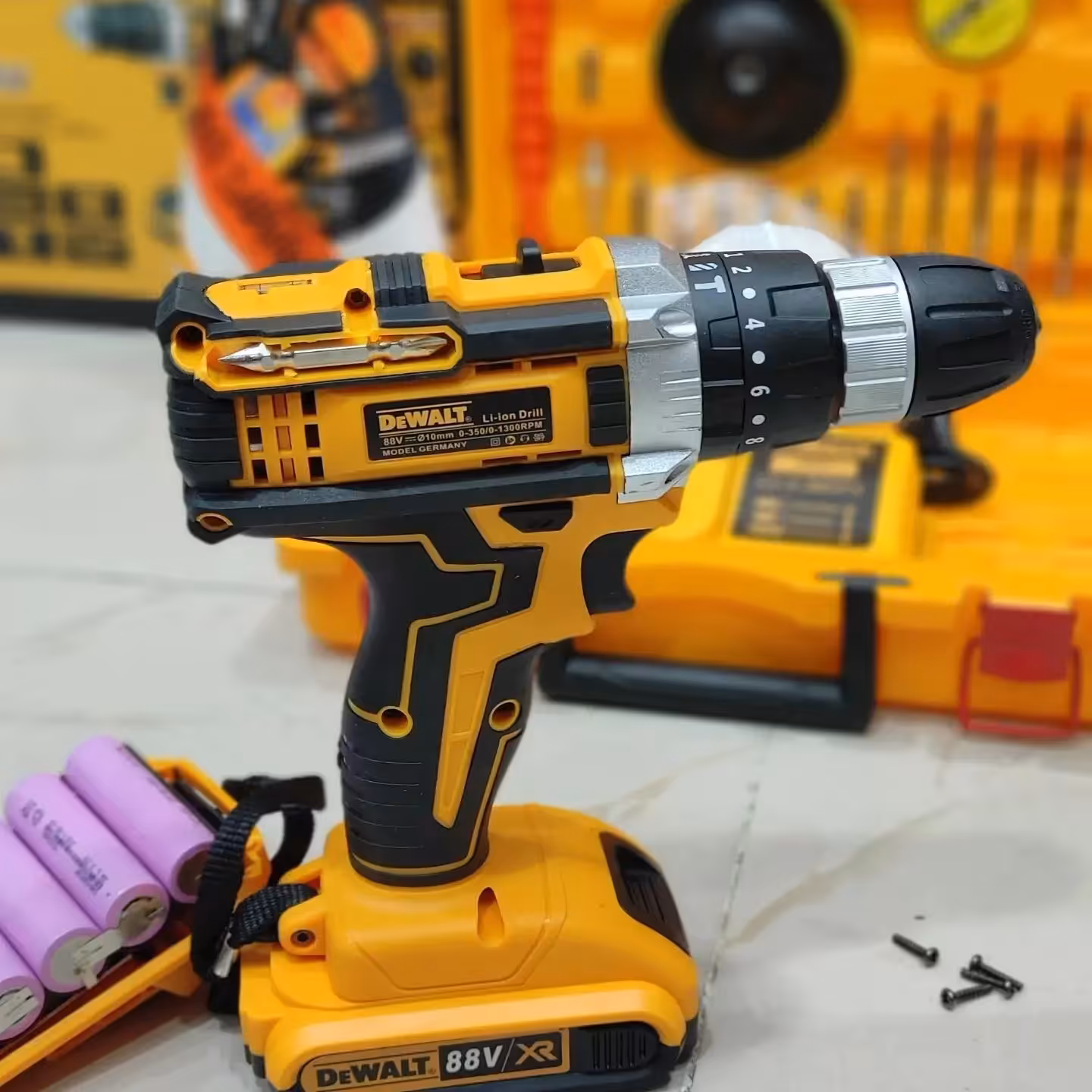 دریل شارژی 
مارک دیوالت
36 ولت
پولیش دار
باطری 5باطری گیربوکس دوحالته
سه نظام 10
سه حالته دریل پیچبند چکشی