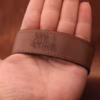 بازوبند زیبا چرم طبیعی گاوی همراه با حرز دست نویس روی پوست آهو