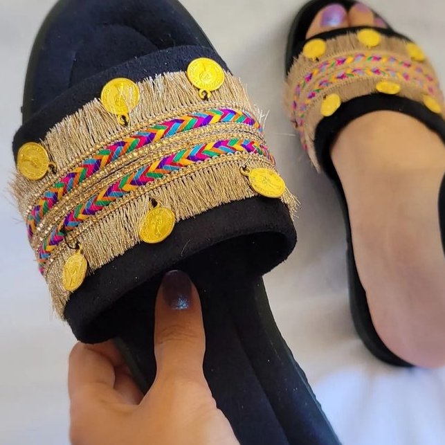 صندل مشکی با تزئین سکه 