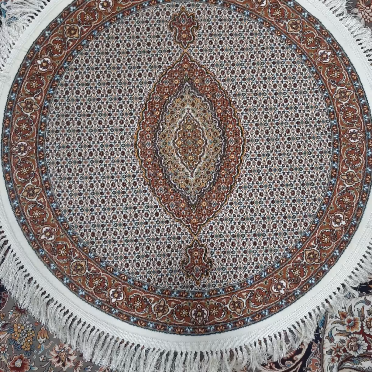 قالیچه دایره گرد ریزماهی 700 شانه اصل یک در یک متر صددرصد نخ اکریلیک رنگ کرم باکیفیت بالا ارسال پس کرایه