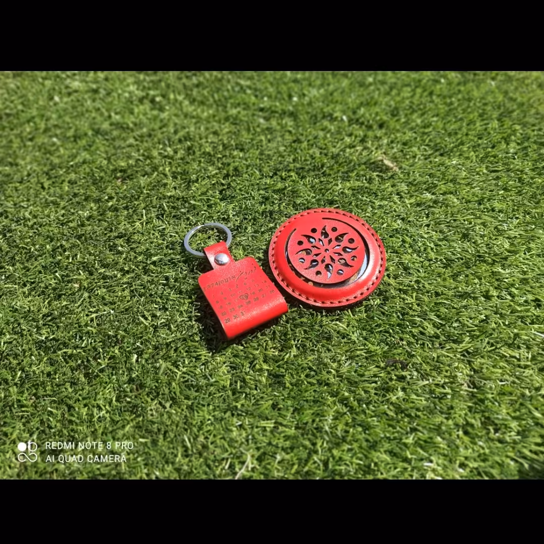 آینه زنانه چرمی و جاسوییچی زنانه چرم  رنگ قرمز مدل تقویم دست دوز 