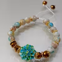 دستبند طرح شکوفه سبز فیروزه ای و مروارید سنگی آبرنگی و کریستال طلایی