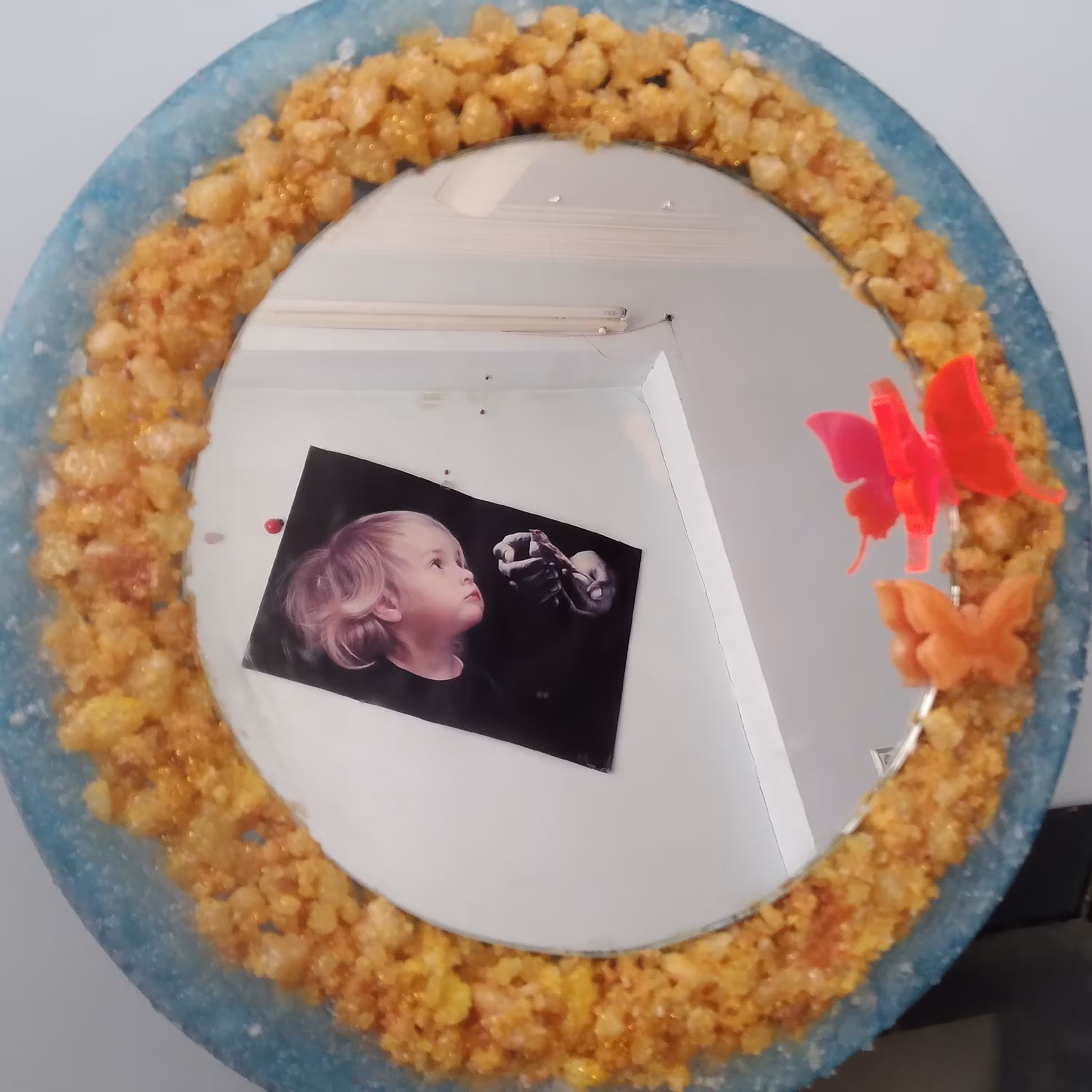 آینه و رزین دیوار کوب