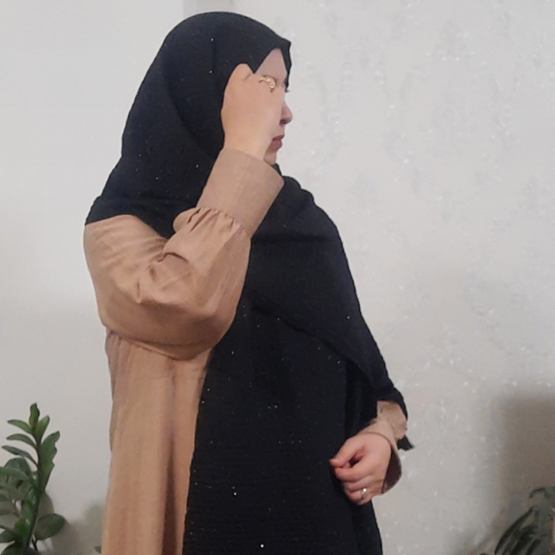 شال نخی مشکی، پلیسه اکلیلی منگوله دار
ایستایی خیلی خوبی داره قواره دار هست