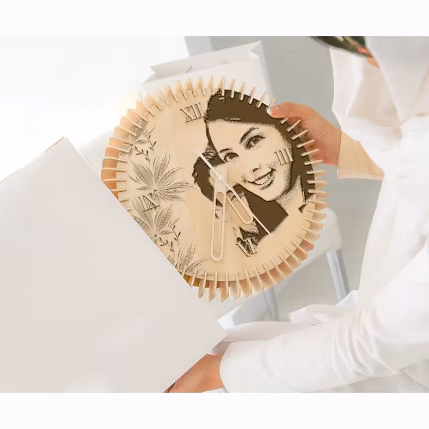 ساعت دیواری چوبی با حکاکی چهره،لوگو،اسم...
