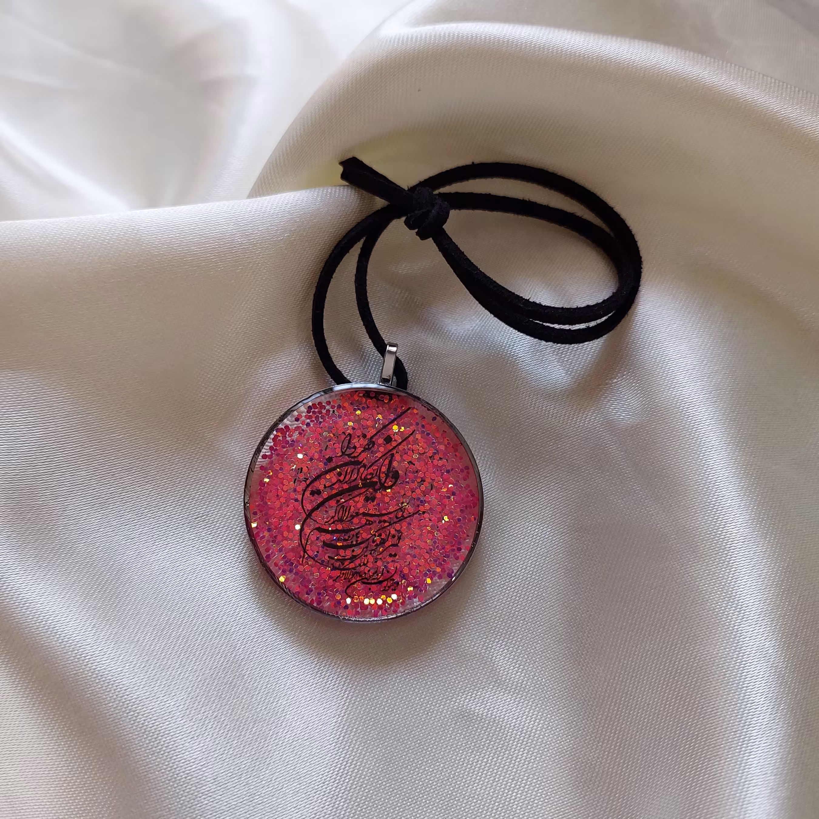 آویز ماشین رزینی هولوگرامی شبتاب قاب استیل نقره ای رنگ ثابت و بند چرمی