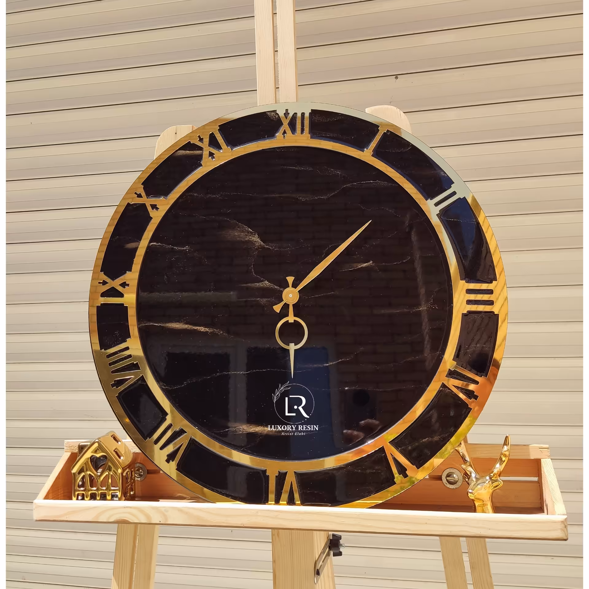 ساعت رزین رنگ ساعت  مشکی ساعت طرح مرمر  ساعت دور طلایی