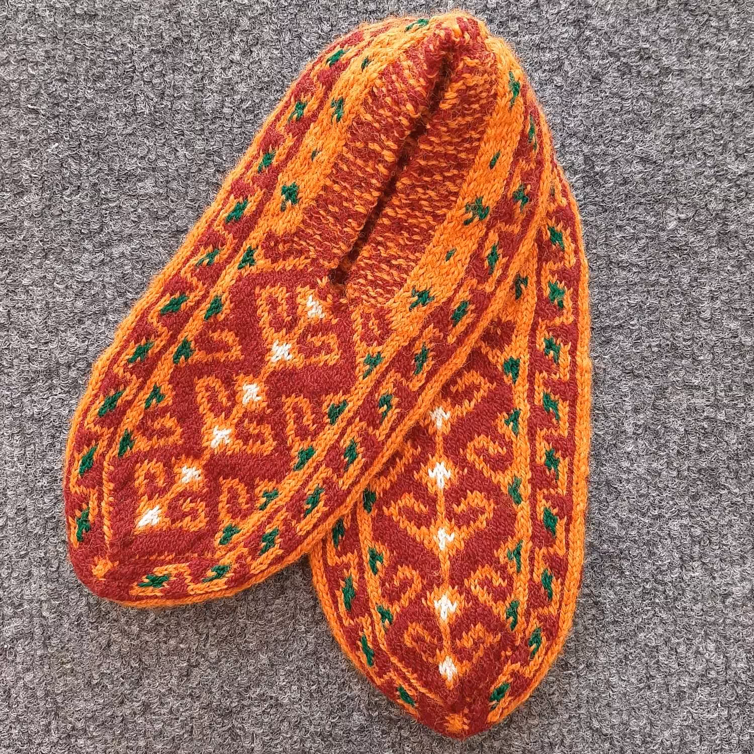 پاپوش دستبافت(گیوه پنج میل)جوراب بافت نارنجی