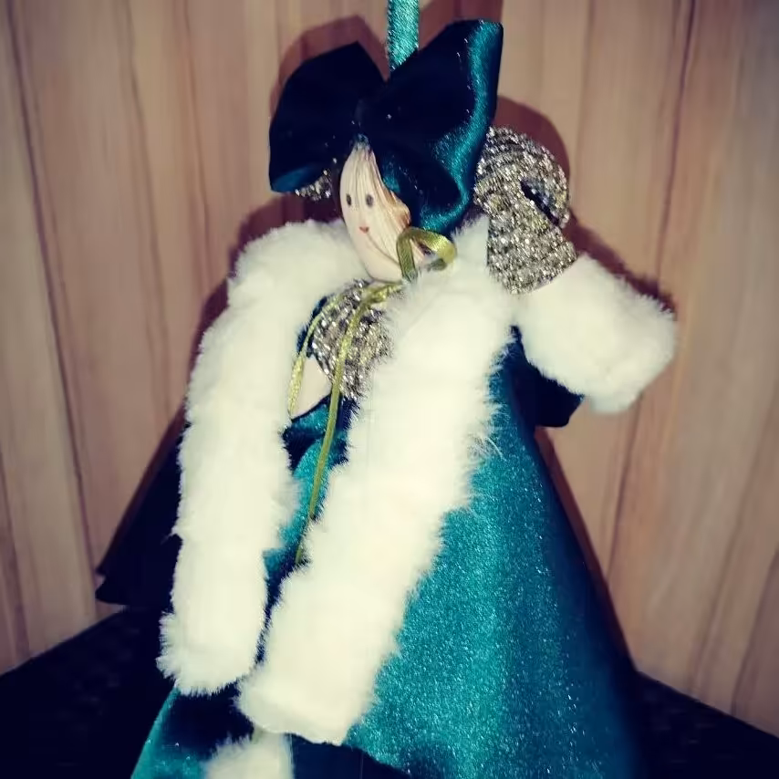 عروسک.شنل دار سفید برفی.سبک زیبا .شنل عروسک جدا میشه