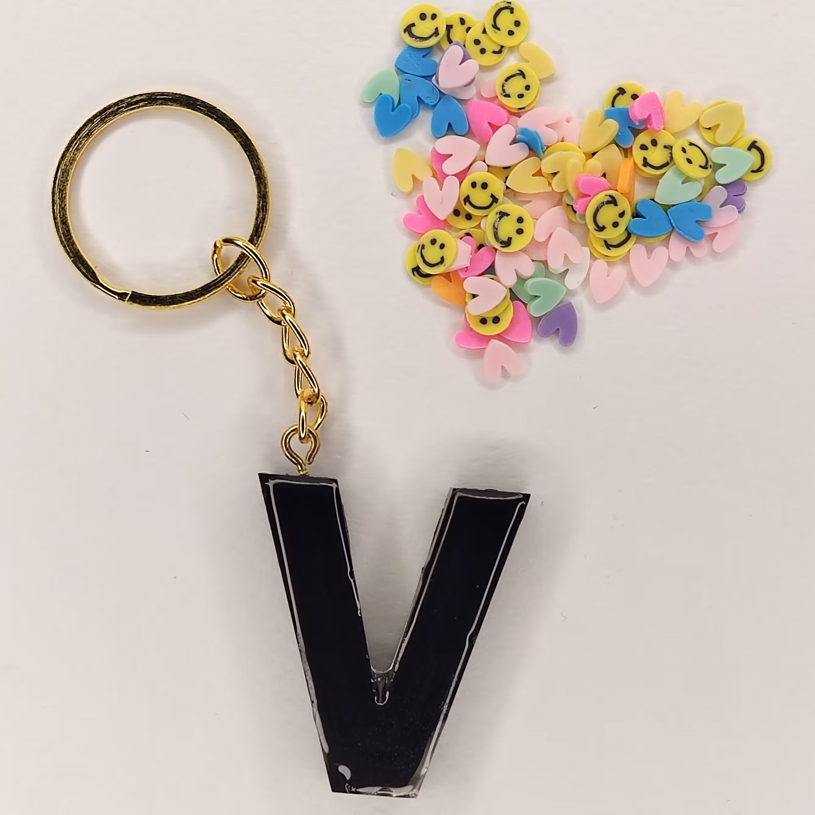 جاسویچی رزین حرف انگلیسی V مشکی دستساز