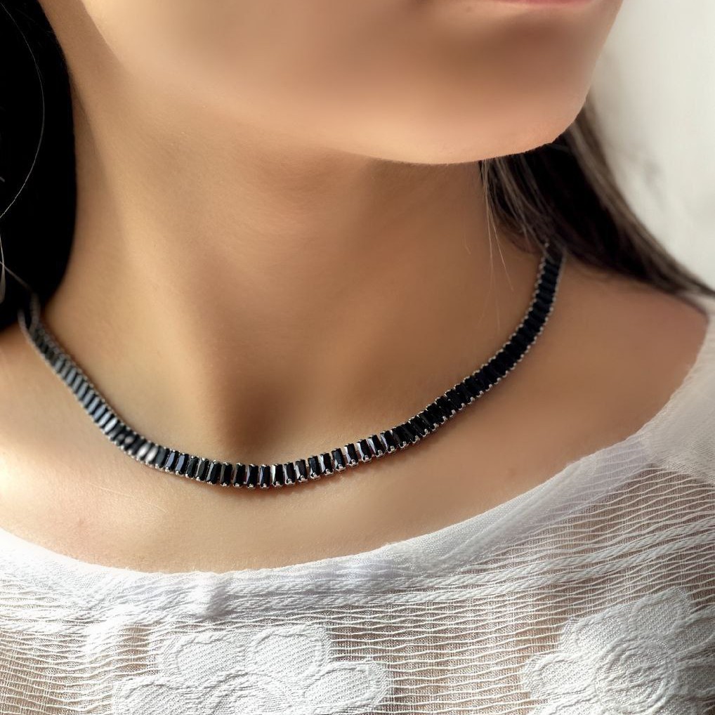 گردنبند تنیسی رنگ نقره ای با نگین مشکی (ارسال رایگان)