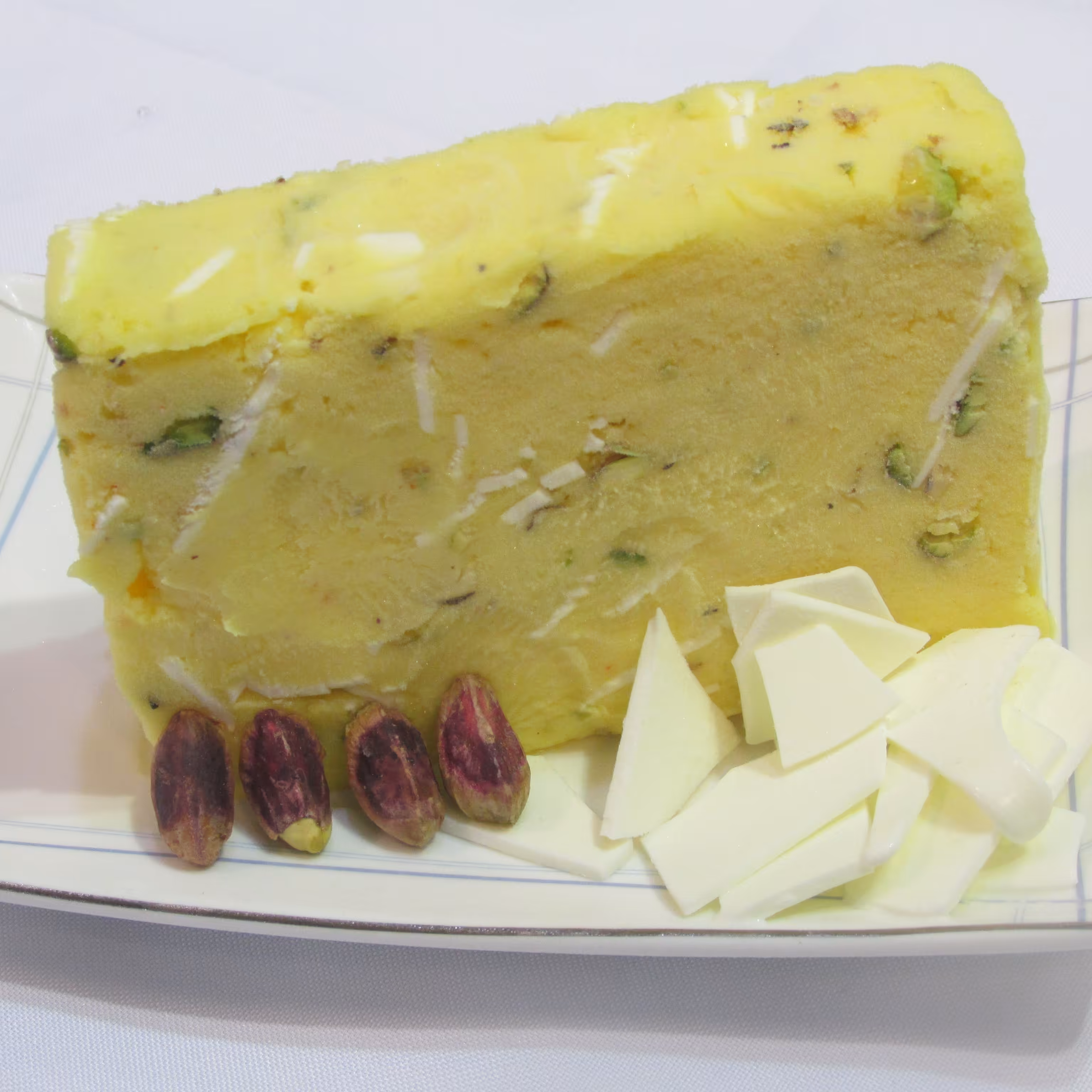 فروش عمده بستنی سنتی زعفران پسته ممتاز 450 گرمی(500 سی سی) 100درصد طبیعی