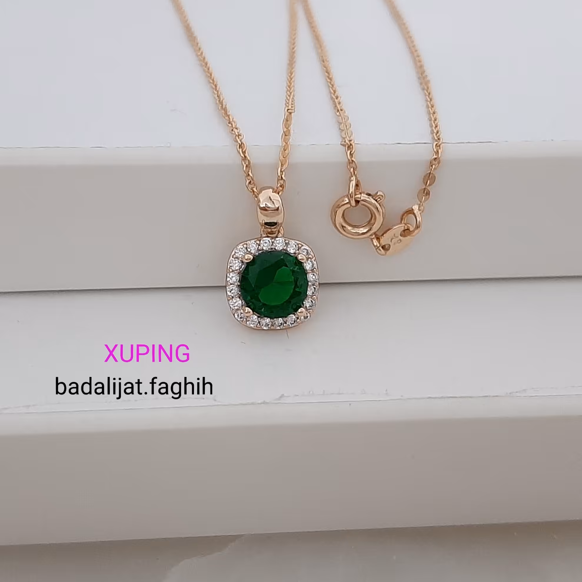 پلاک زنجیر زمرد ژوپینگ مینیمال و فوق العاده دلبر کار شده با نگین های اتمی اتریشی درخشان