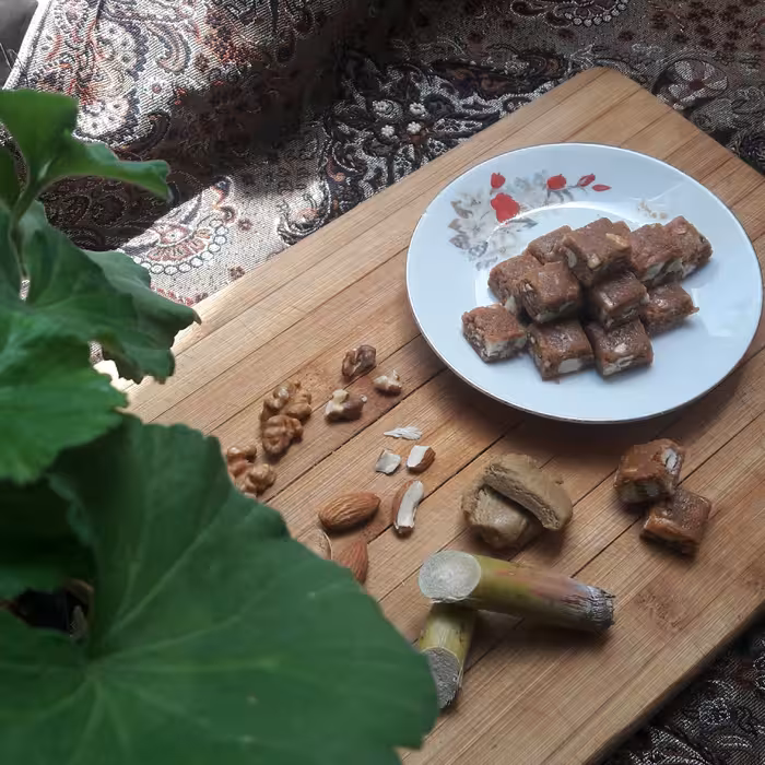 شیر پیره بادام درختی با گردو (شکلات بادامی سالم تهیه شده با شکر سرخ ) در بسته بندی 100گرمی