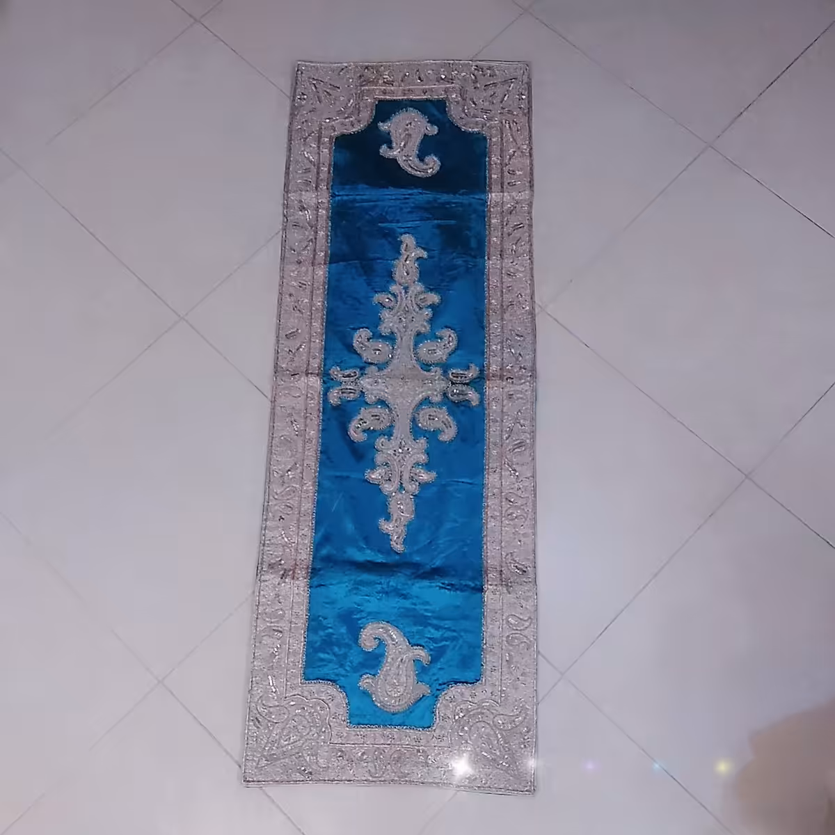 رانر مخمل رومیزی دست دوزی شده سرمه دوزی شده آبی روشن