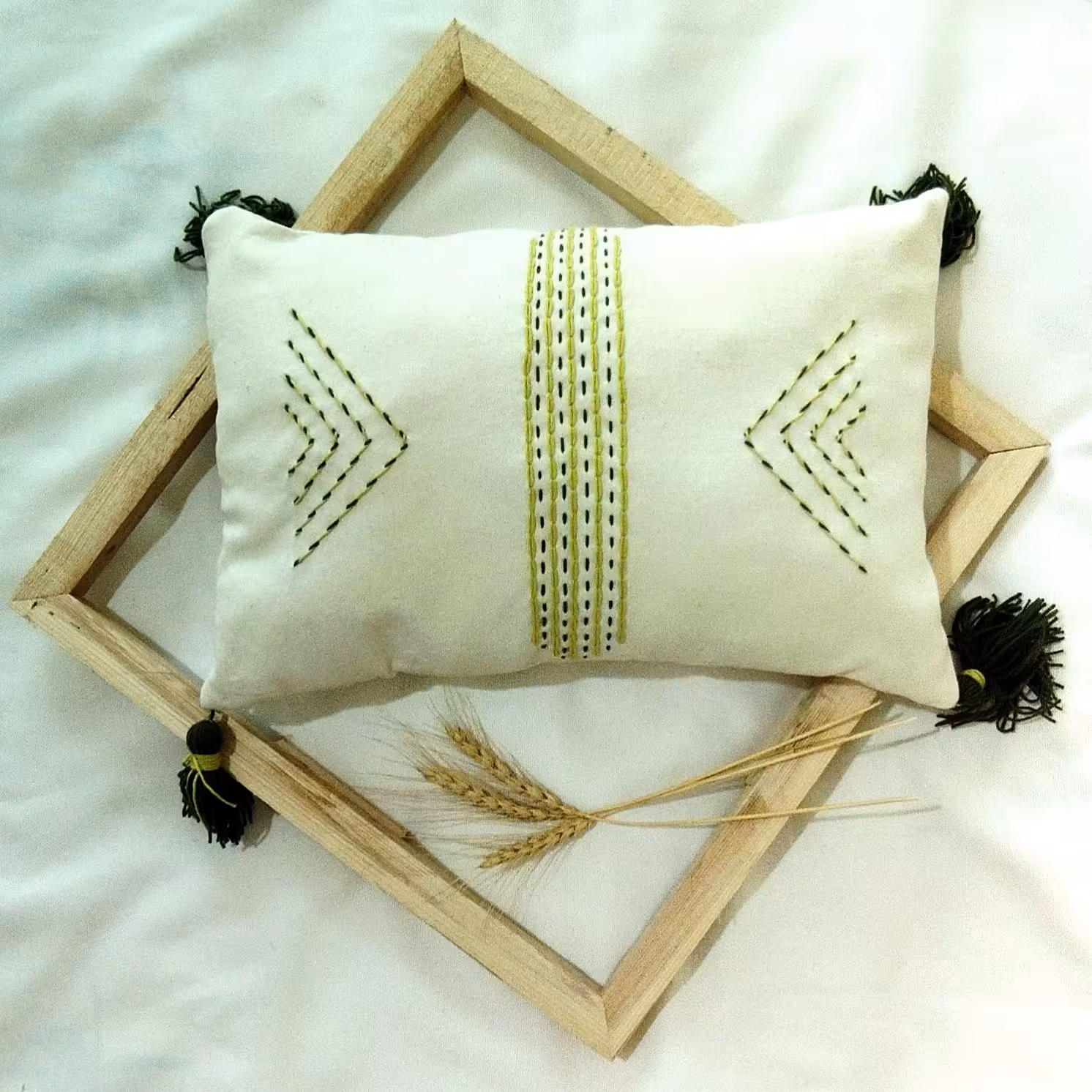 کاور کوسن مستطیل کوکدوزی با دورنگ نخ سبز در ابعاد 30در 50  منگوله دار آستر دوزی شده ، دارای زیپ پشت کار