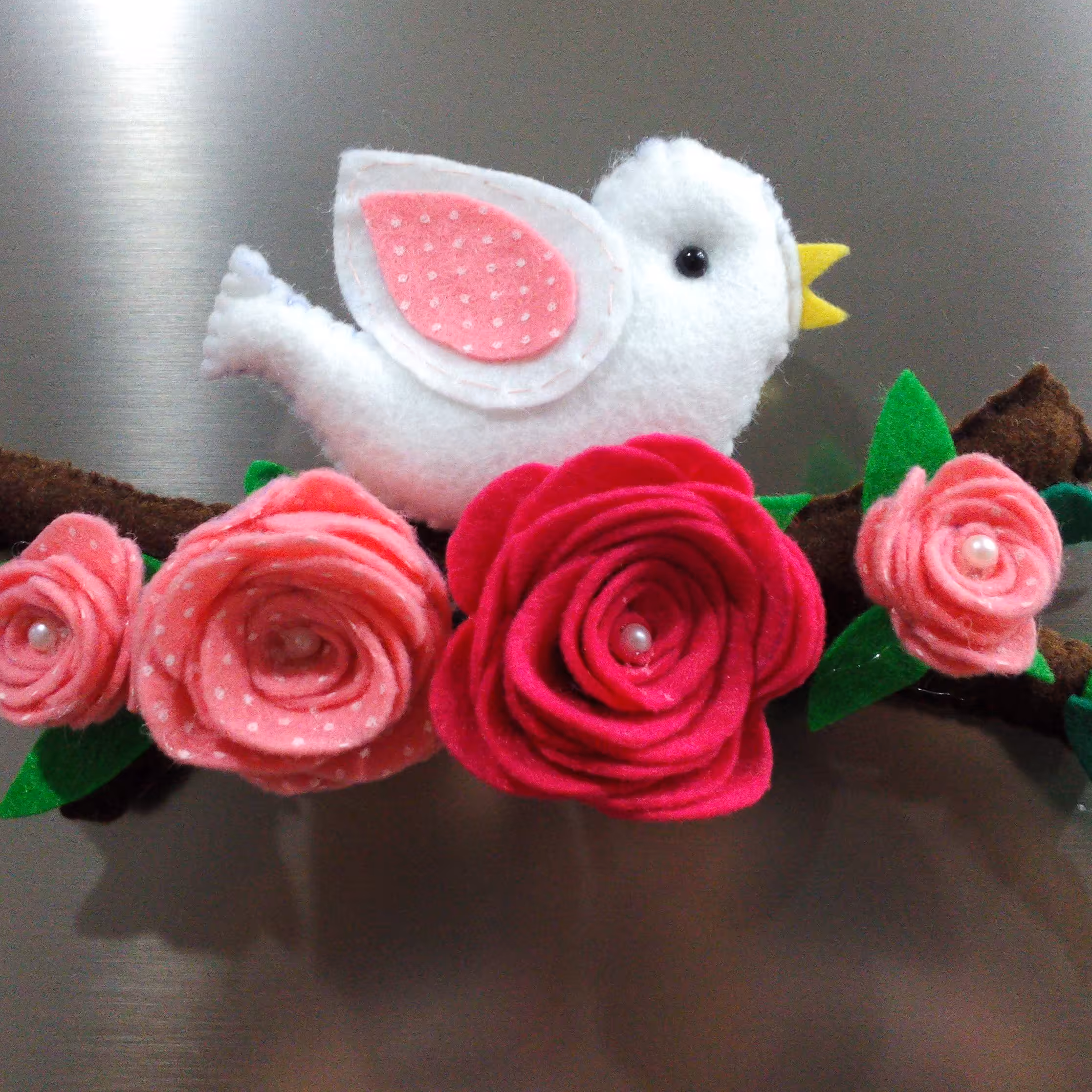 مگنت یخچال طرح گنجشک رو شاخه نمدیش