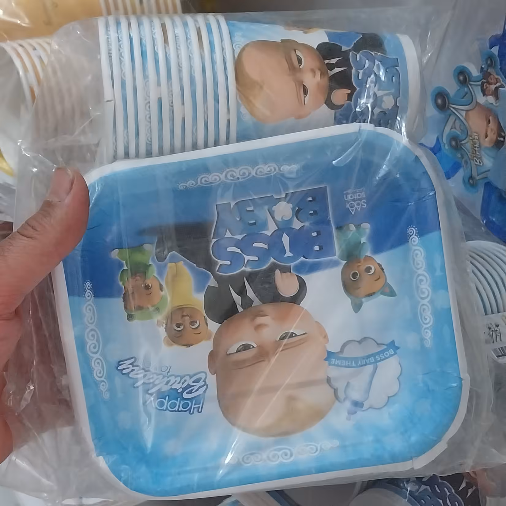 بشقاب و لیوان 12 تایی تم تولد بچه رئیس