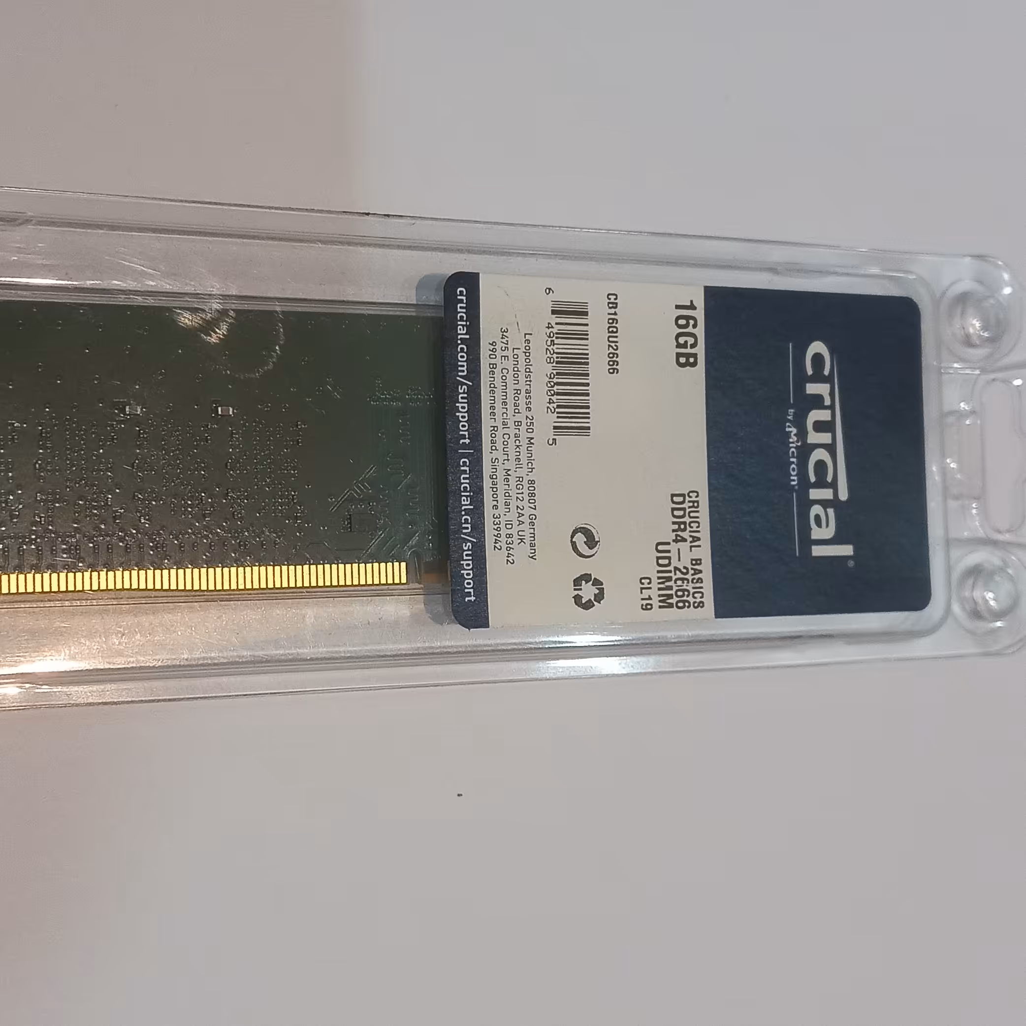 رم ddr4  و 16 گیگ برند crucial