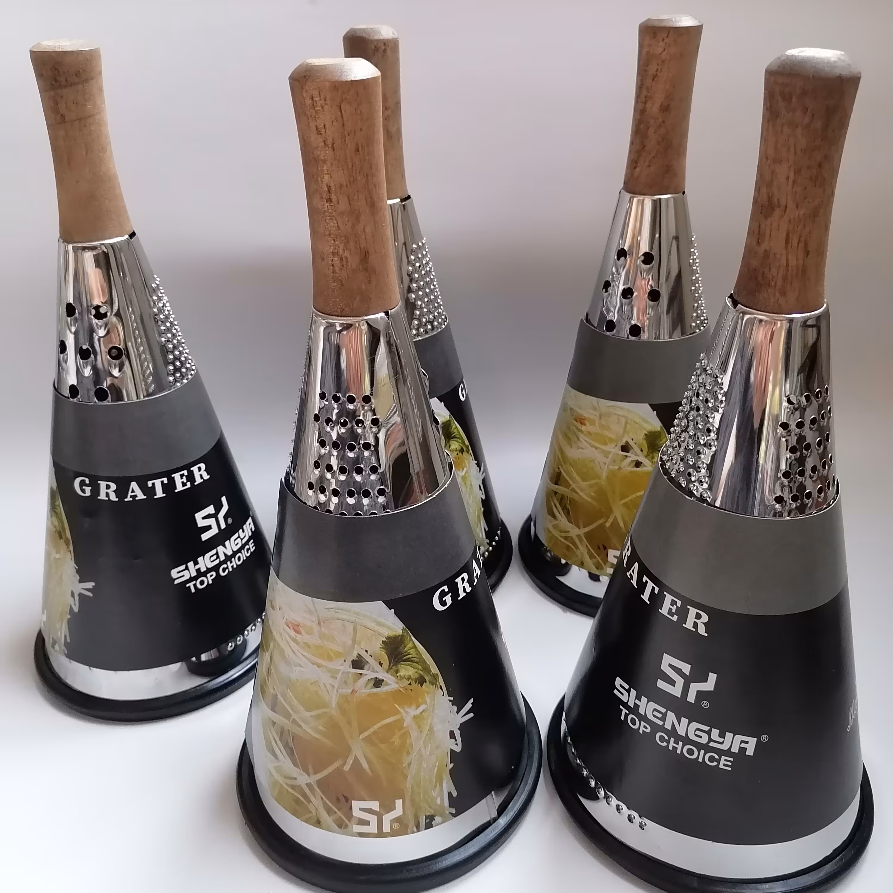 رنده مارک شنگیا مدل 0526 تمام استیل مخروطی شکل تیز و شفاف با دسته چوبی