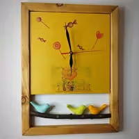 ساعت دیواری چوبی کودکانه فانتزی طرح چاپ با رنگ های پاستیلی