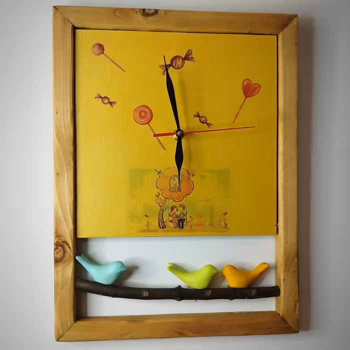 ساعت دیواری چوبی کودکانه فانتزی طرح چاپ با رنگ های پاستیلی