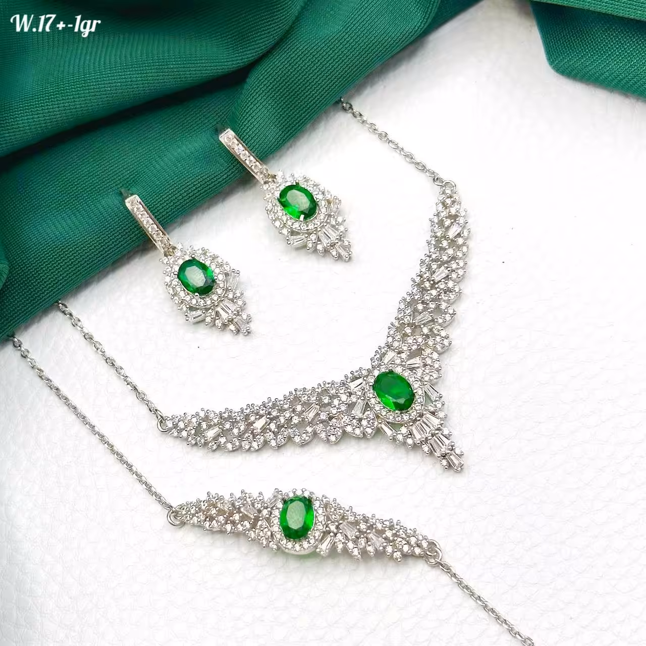 سرویس   نقره
کاری شیک و مجلسی
ابکاری طلای سفید ،
 کپی طلا مو نمیزنه
بهترین برای نو عروسان .ارسال رایگان و فاکتور معتبر