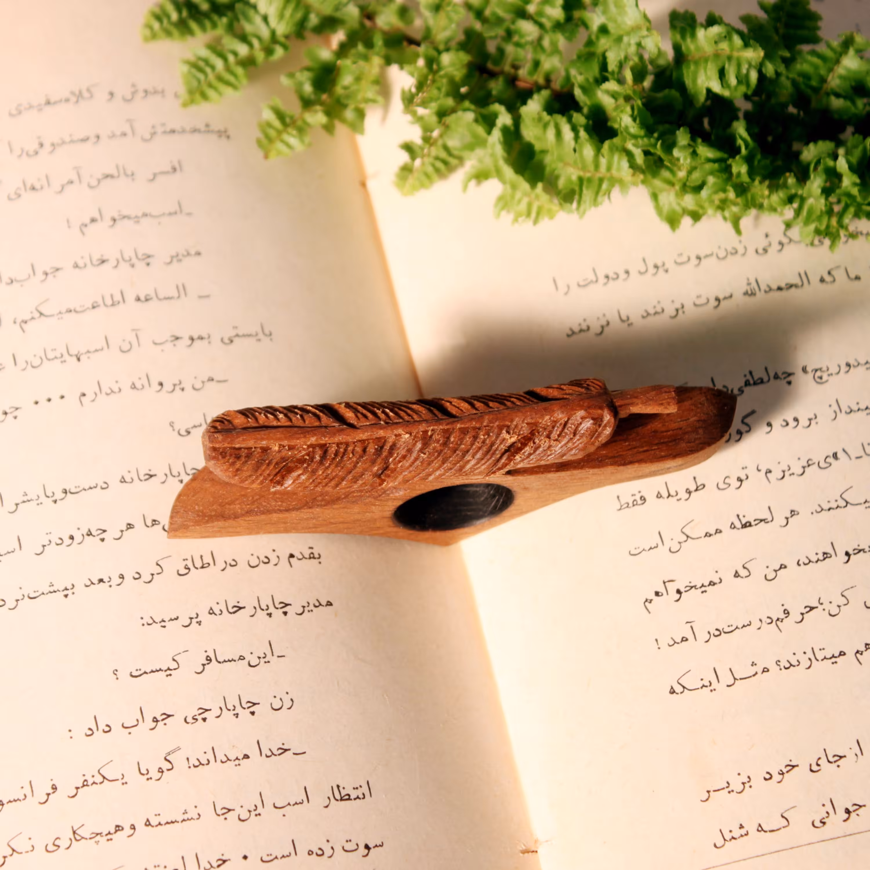 صفحه نگهدار کتاب  انگشتی دستساز  چوبی  طرح پر عقاب 