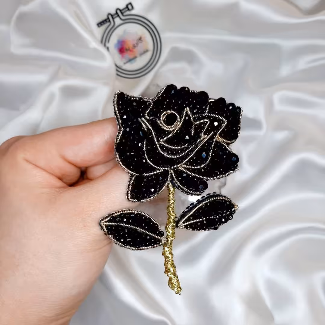 سنجاق سینه جواهردوزی شده گل رز مشکی