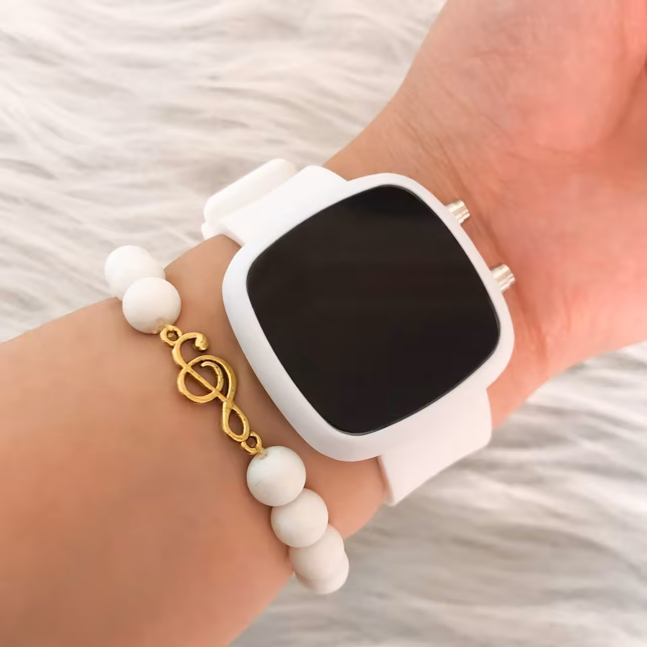 ست ساعت ال ای دی بندژله ای گرد سفید همراه با دستبند مهره ای سفید رنگ
کیفیت عالی
قیمت