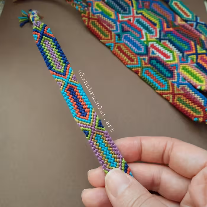 دستبند بافت دوستی اسپرت با رنگبندی جذاب 