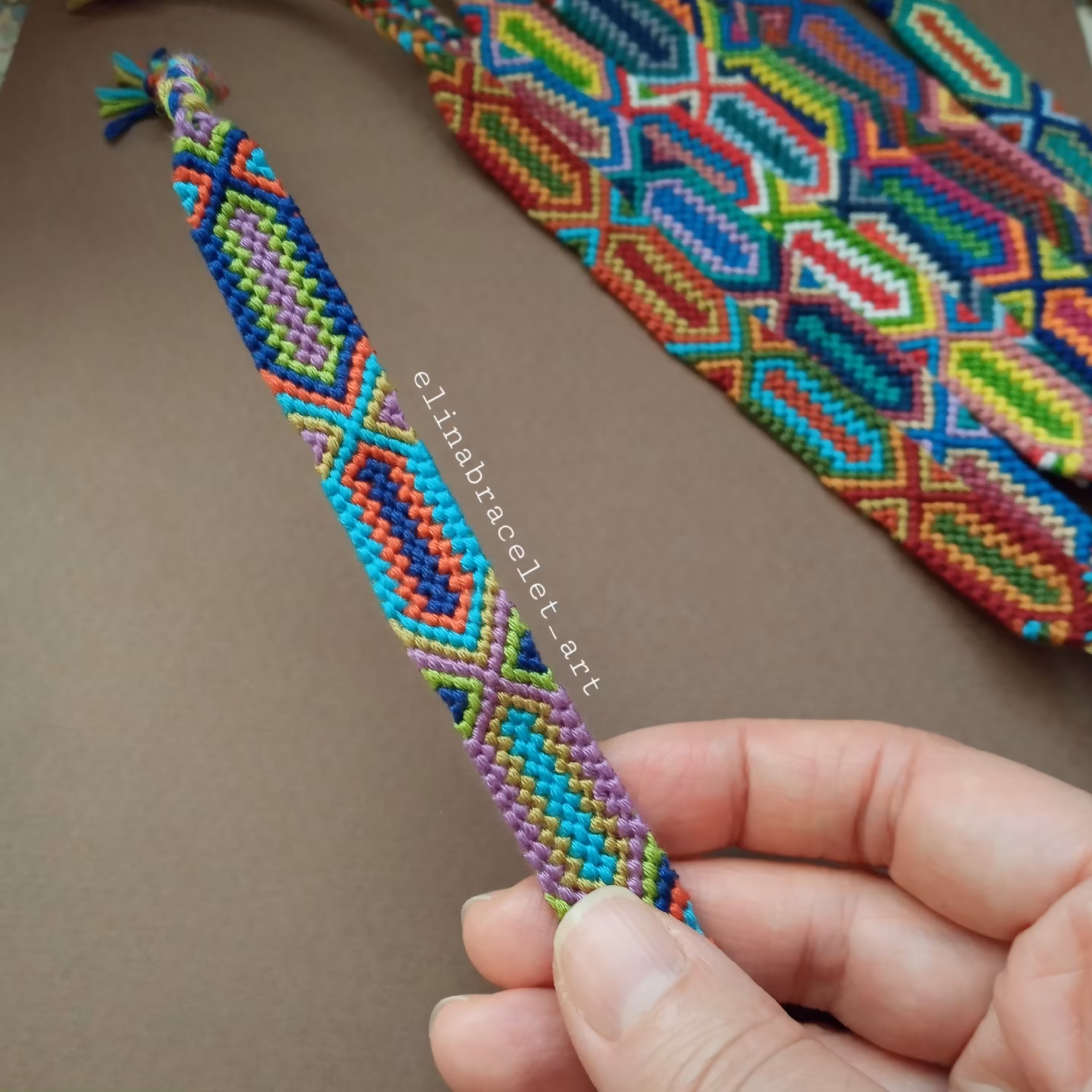 دستبند بافت دوستی اسپرت با رنگبندی جذاب 