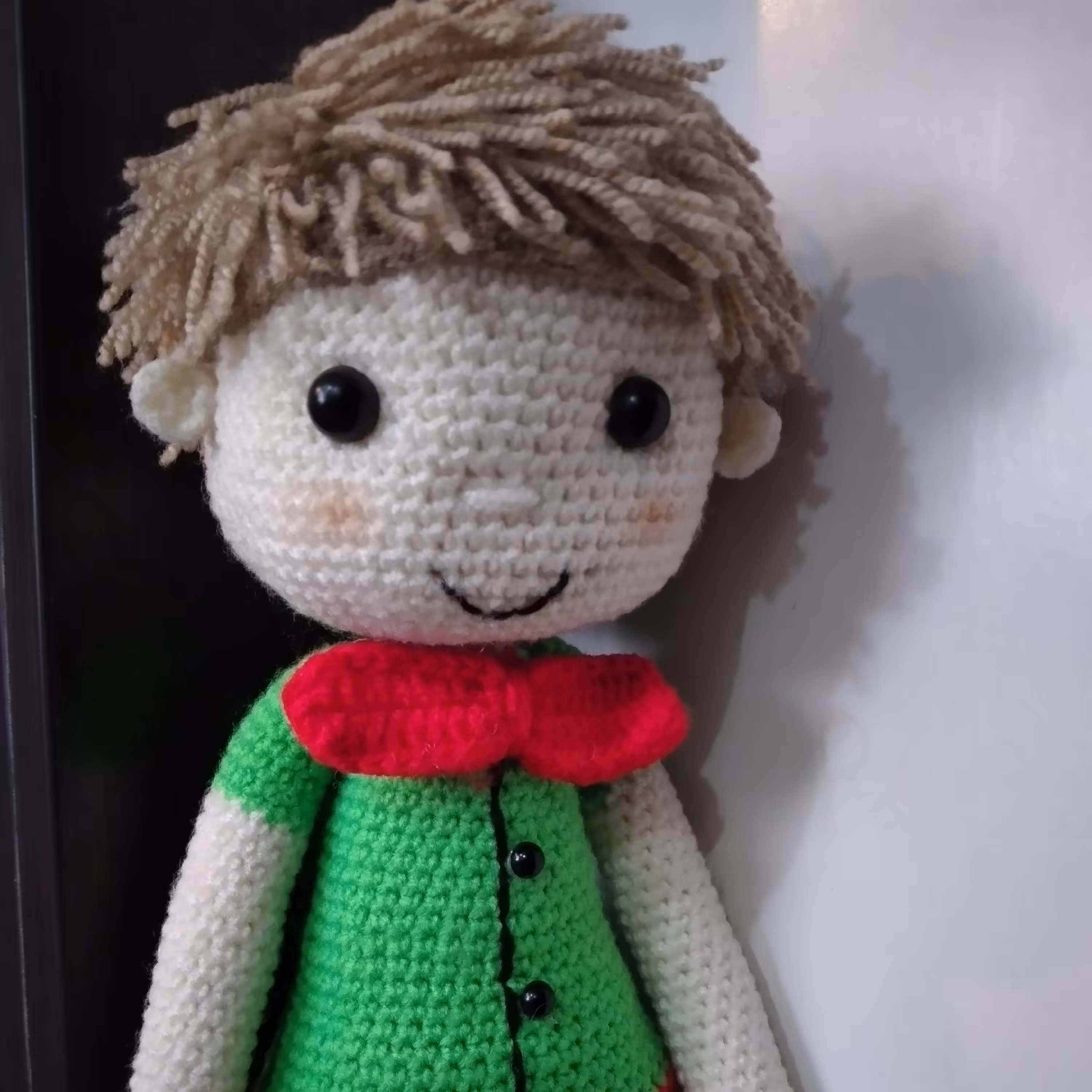 عروسک پسرونه مدل  شازده کوچولو ، قد حدود 30 سانت این عروسک  سرهم بافته شده و لباس و کفش جدا نمی‌شود  