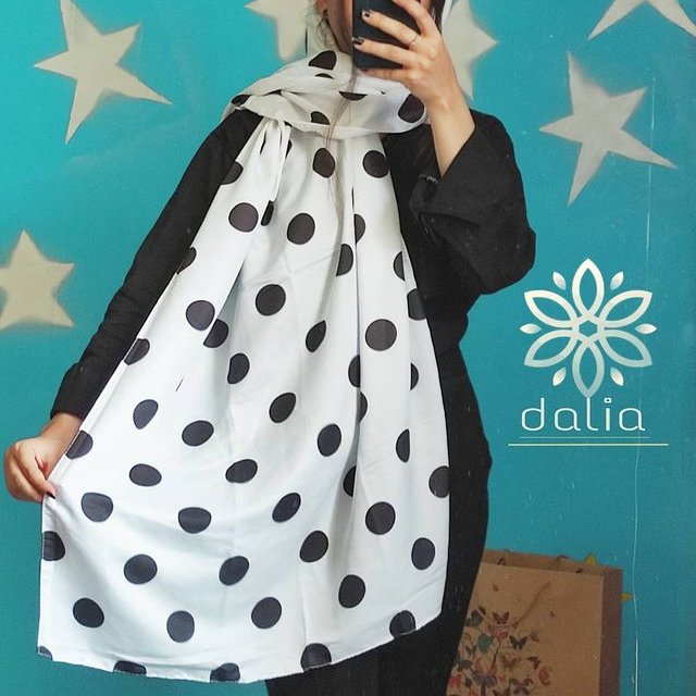 شال سفید توپ توپی