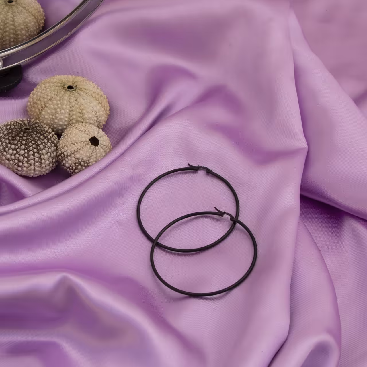 گوشواره هندسی طرح حلقه مشکی
