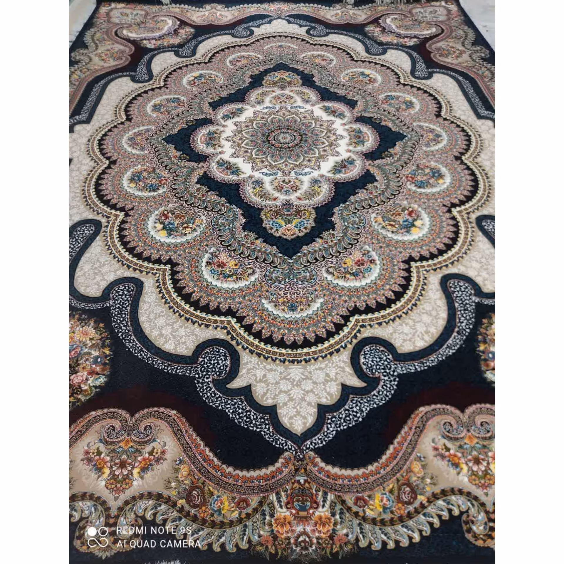 فرش ماشینی 700 شانه اصل تراکم 2550 طرح باغ ملک زمینه سرمه ای 12 متری جنس اکرولیک فروش ویژه