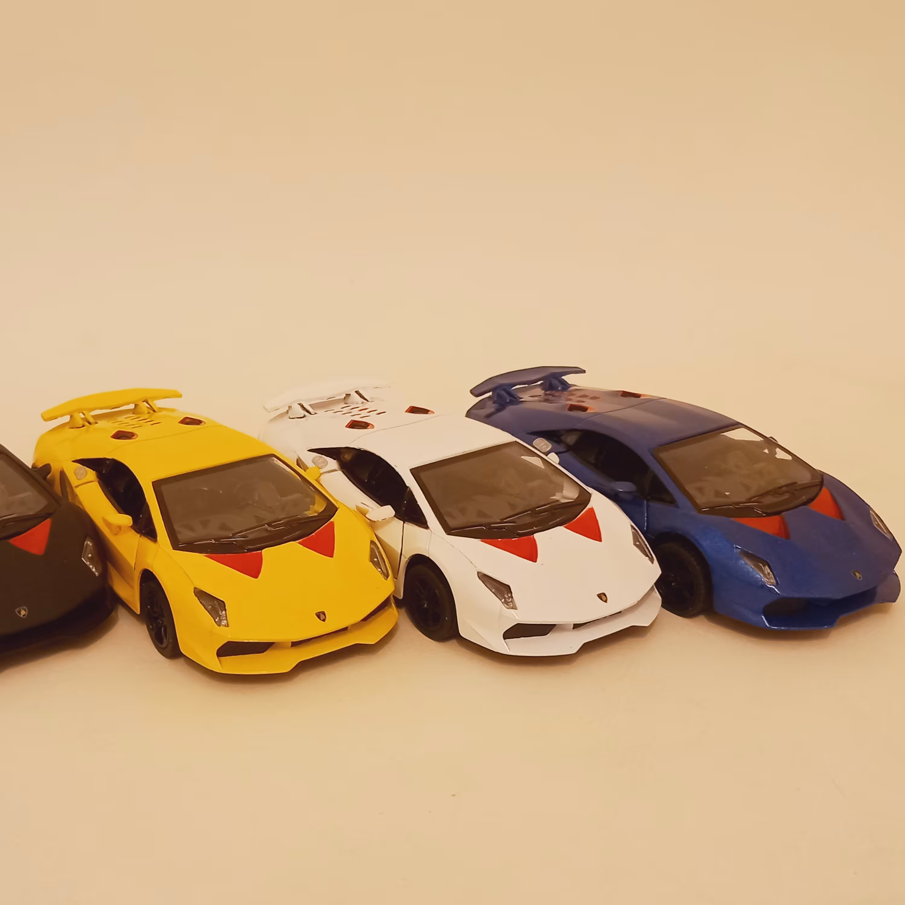 ماکت ماشین Lamborghini Sesto Elemento برند Kinsmart مقیاس یک سی و شش طول 13 سانتی متر در 4 رنگبندی 