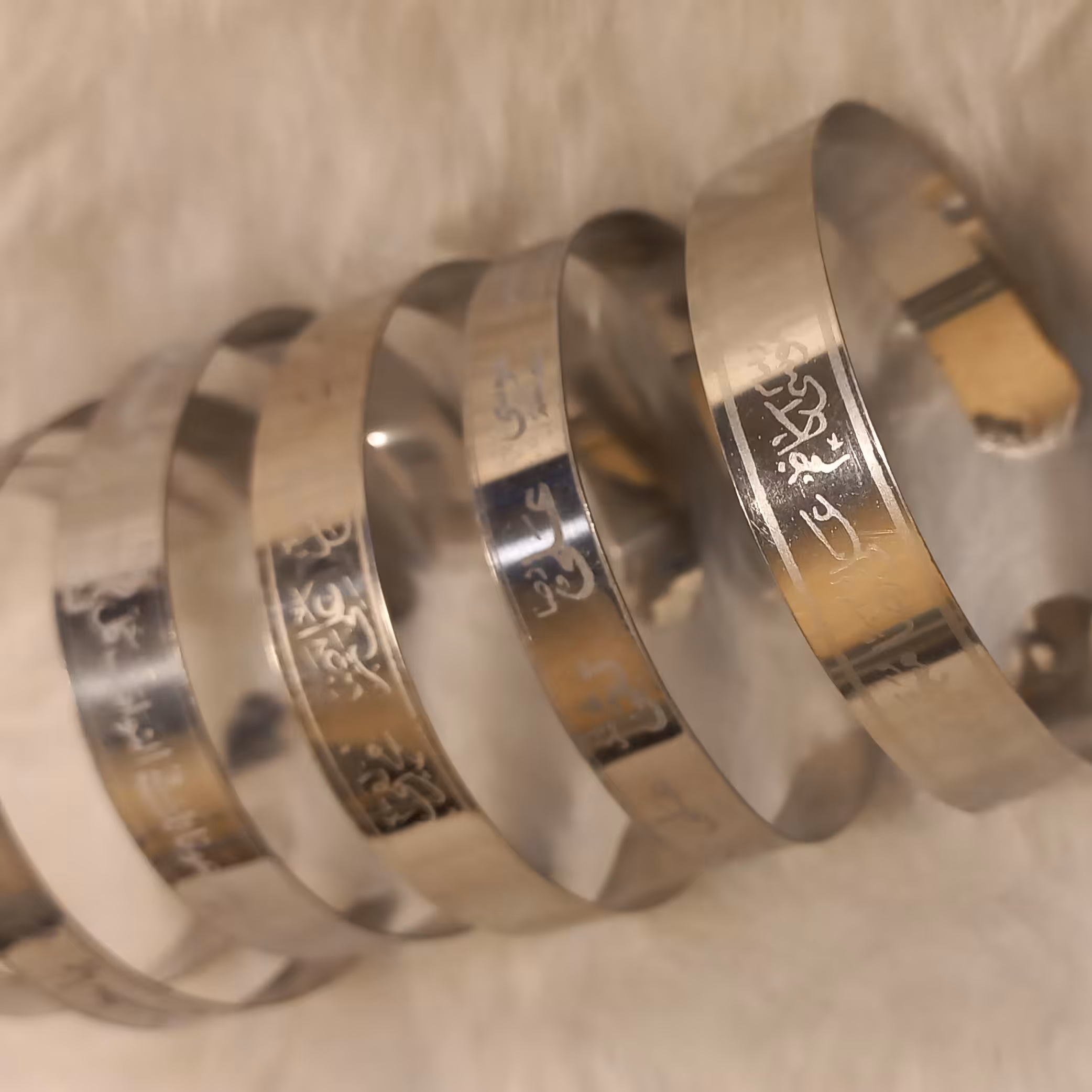 دستبند دعا فلزی حکاکی نام ائمه معصومین و دعاهای مختلف فروش بصورت قاطی و عمده مناسب برای نذر و هدیه(حداقل تعداد سفارش10تا