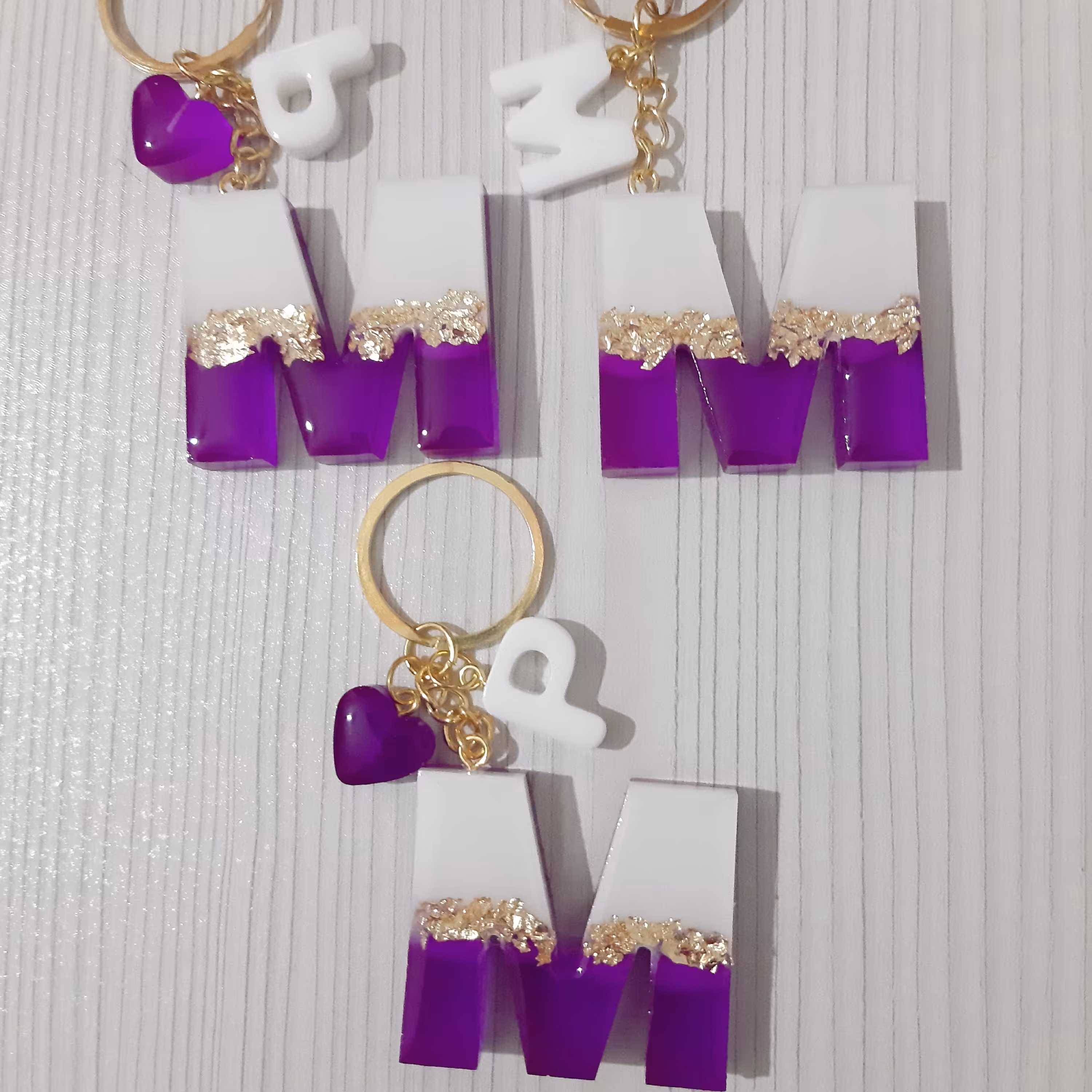 جاکلیدی دست ساز از جنس رزین  سفید بنفش با تزیین ورق طلا و آویزحرف اول نام خانوادگی و قلب