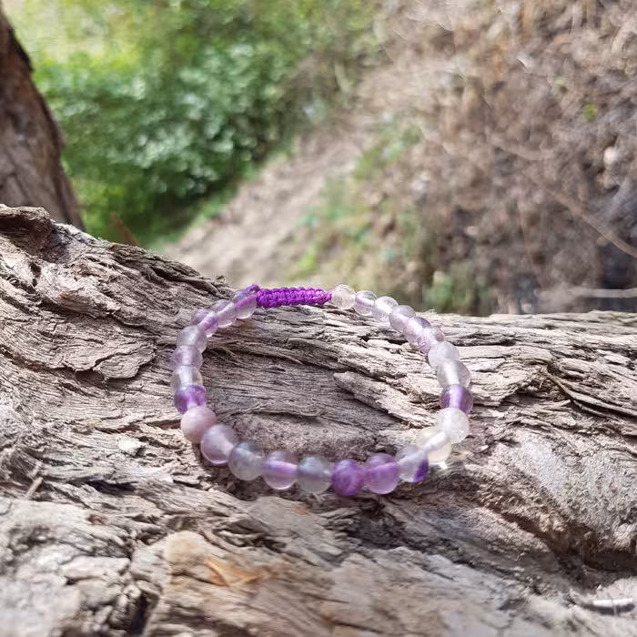 دستبند سنگ فلورین بنفش violet fluorite
 سنگ استقامت جسمی و روانی
سایز 6 
کد 165