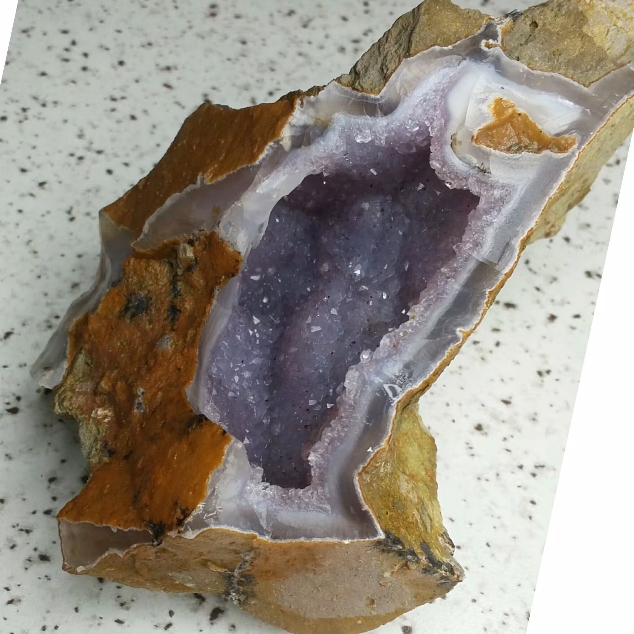 سنگ راف غولپیکر آمیتیس توخالی پر بلور  پر رنگ خارق العاده بسیارزیبا دیدنی کاملا طبیعی شاهکار خلقت نمونه ای فوق کلکسیونی
