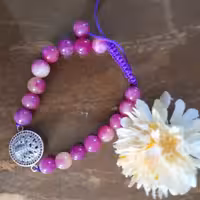 دستبند بافت کشویی سنگ عقیق صورتی یمنی که دارای انرژی حمایتی است این سنگ از دیرباز بانی خیر و برکت دانسته شده است.