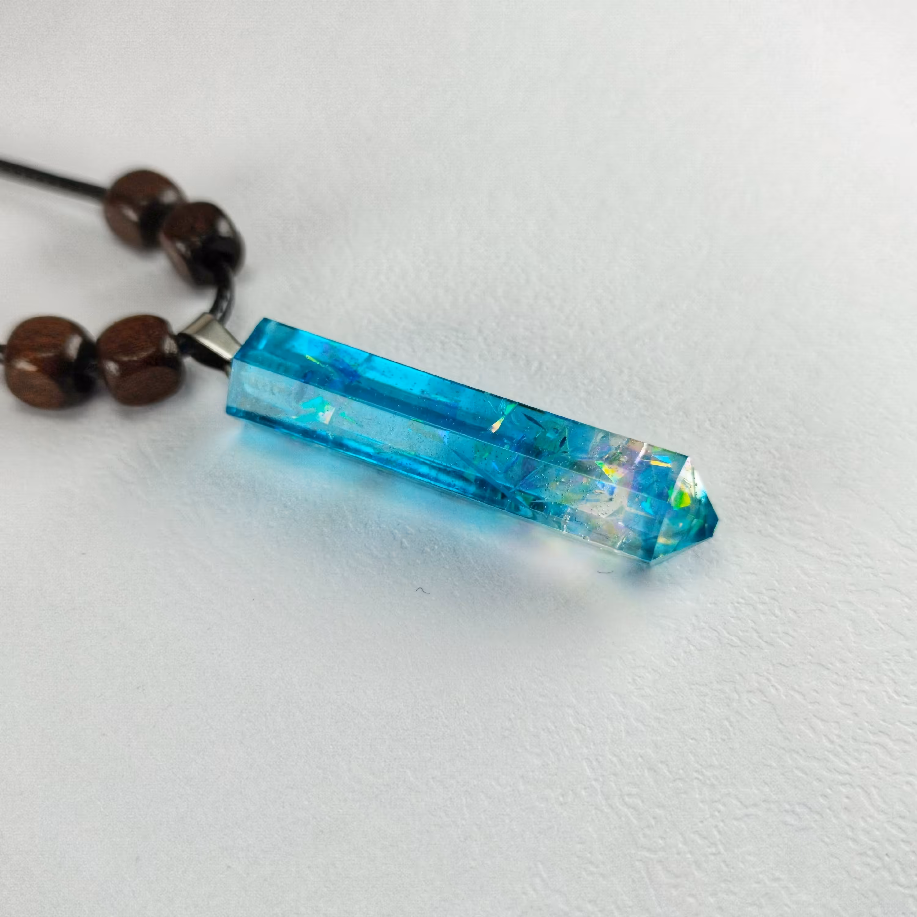 گردنبند رزینی هولوگرامی با اتصالات استیل و بند چرم مصنوعی قابل تنظیم 