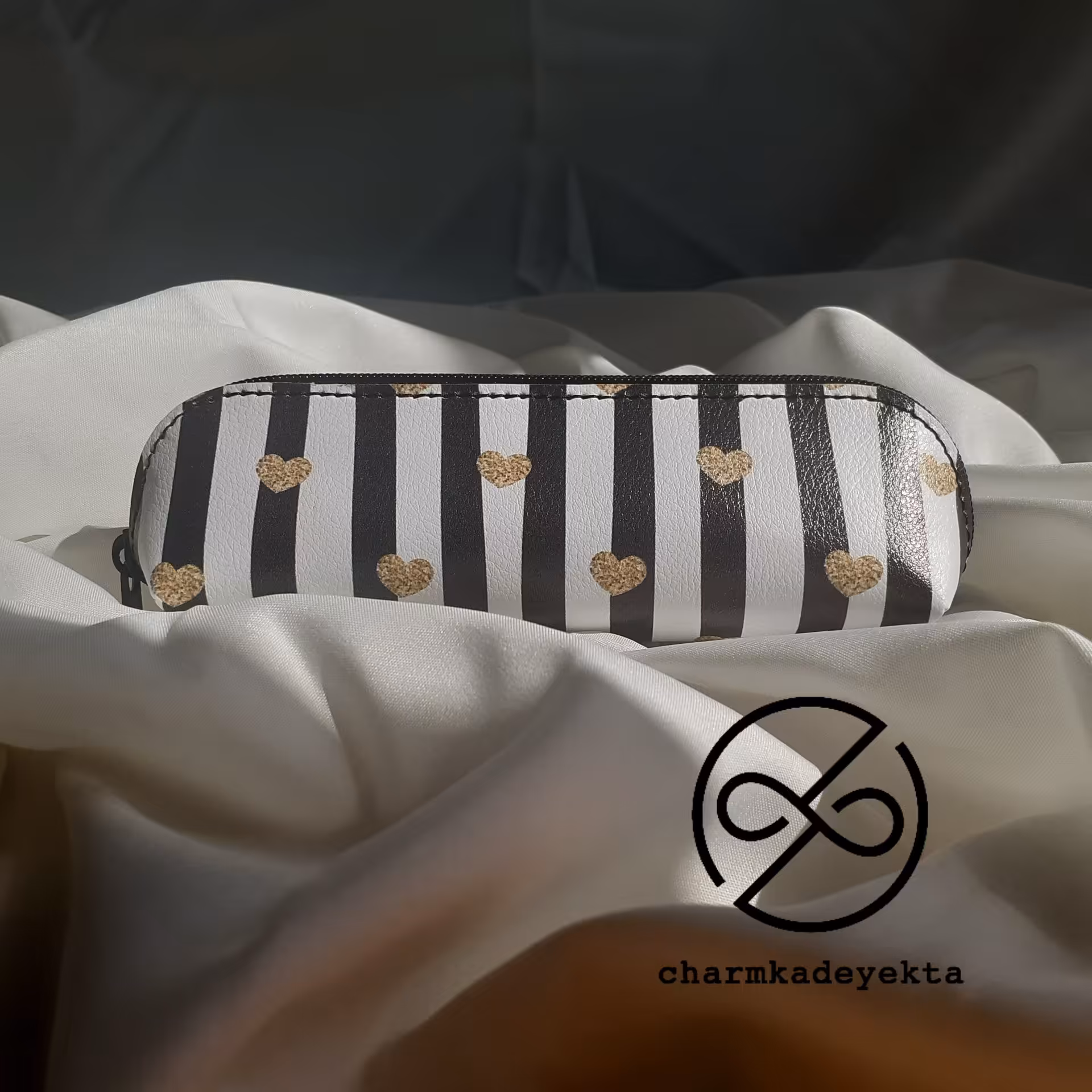 جامدادی راه راه قلبی کاملا دست دوز و کوچک ولی پر جا 