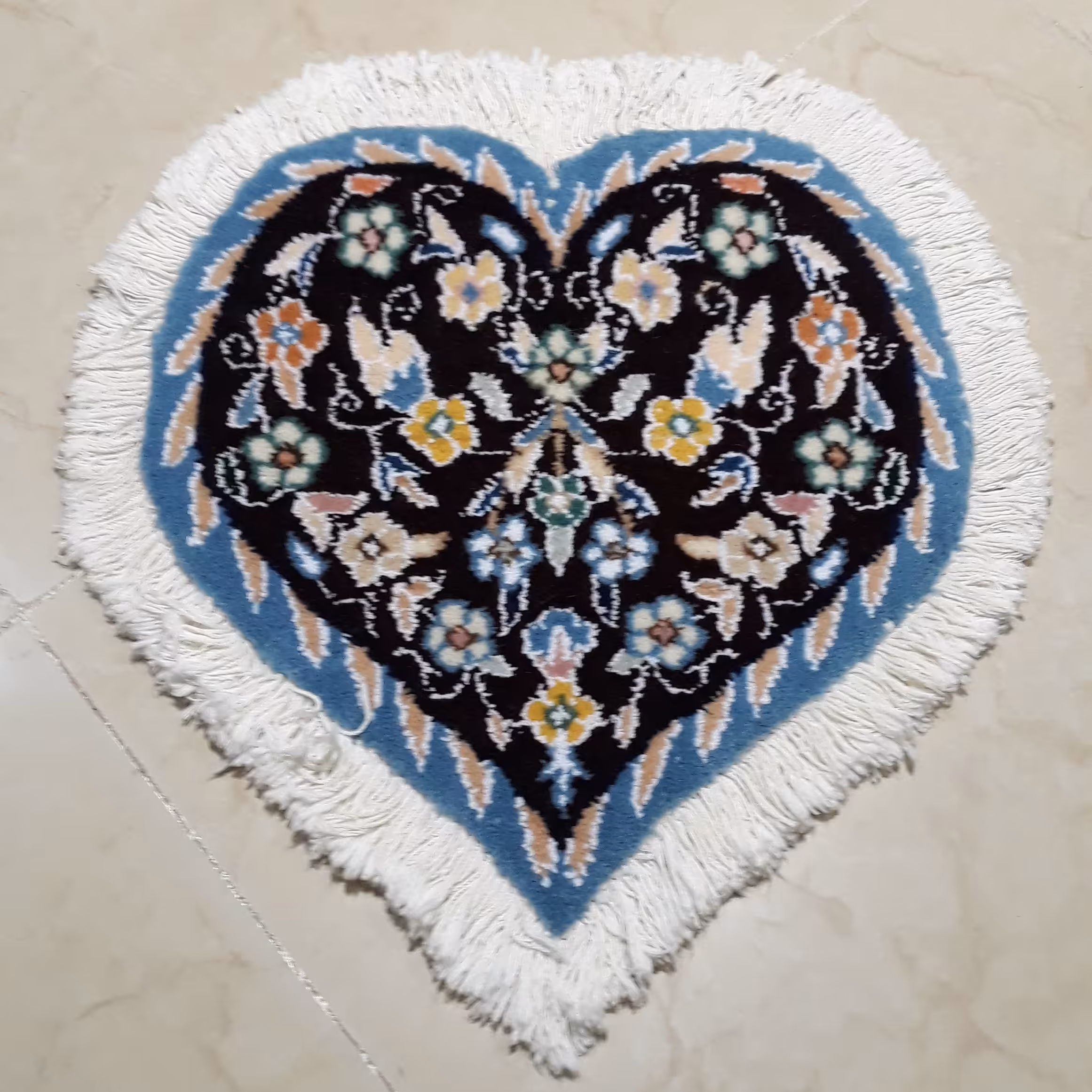 رومیزی فرش دستبافت نایین طرح قلب کد 0230