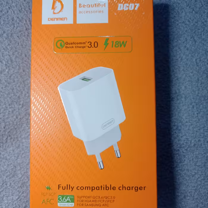 شارژر  18 واتی dc07 دنمن ، فست شارژ ، رنگ سفید ، کیفت خوب 