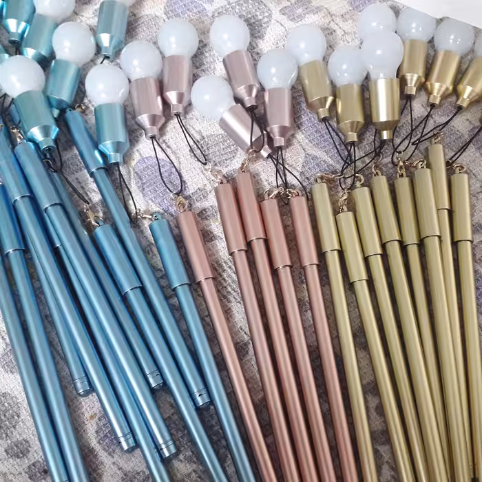 خودکار  لامپ دار فانتزی  رنگ بدنه طلایی مات سبک و خوش دست و کاربردی