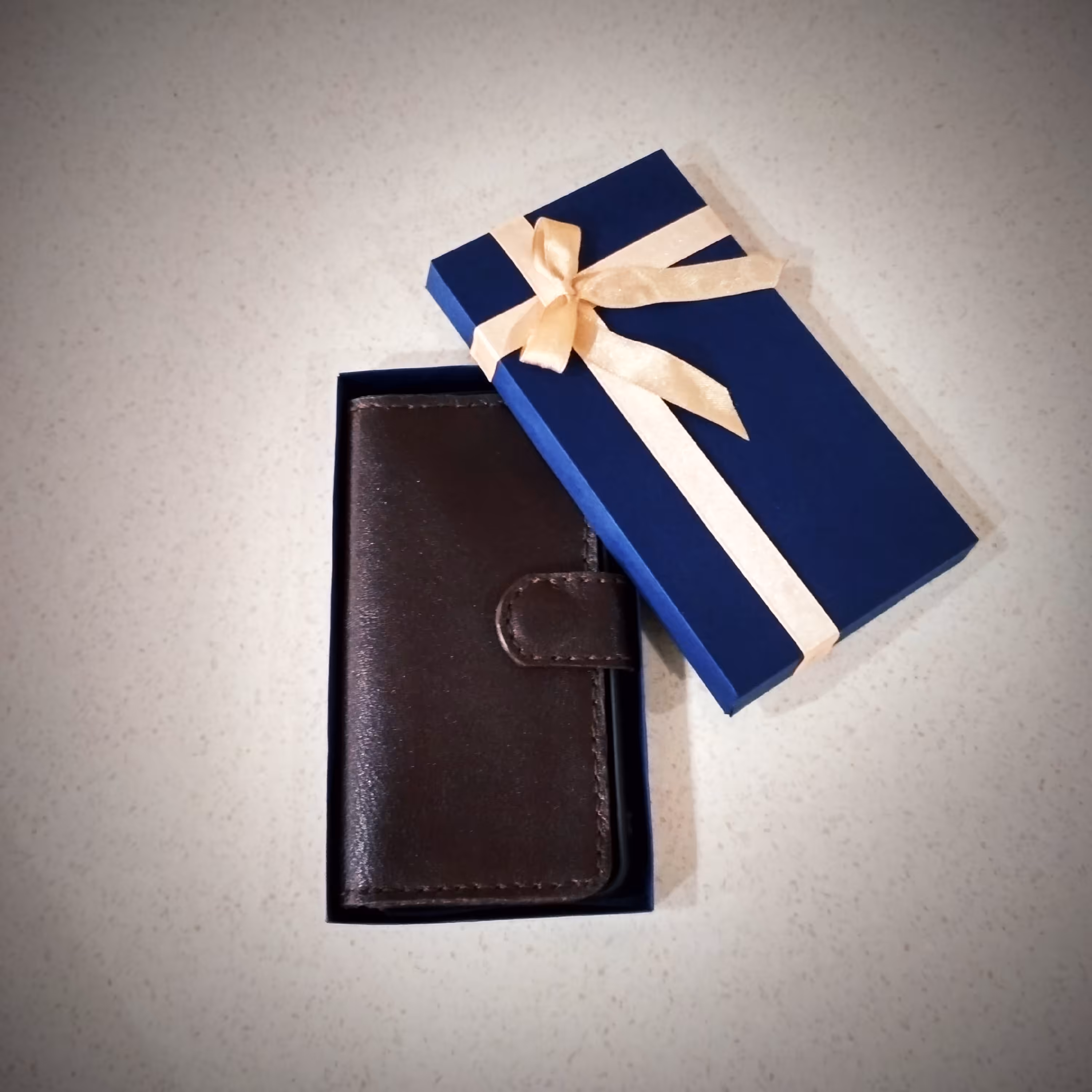 قاب ( گارد ) کلاسوری گوشی چرم طبیعی کاملا دست دوز و منحصر به فرد طبق سلیقه شما