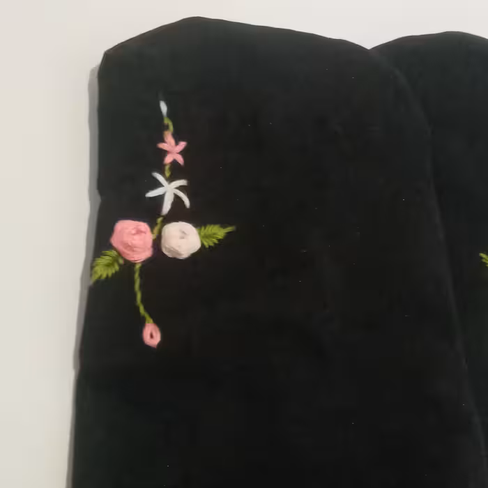 جوراب گلدوزی شده با دست طرح 123