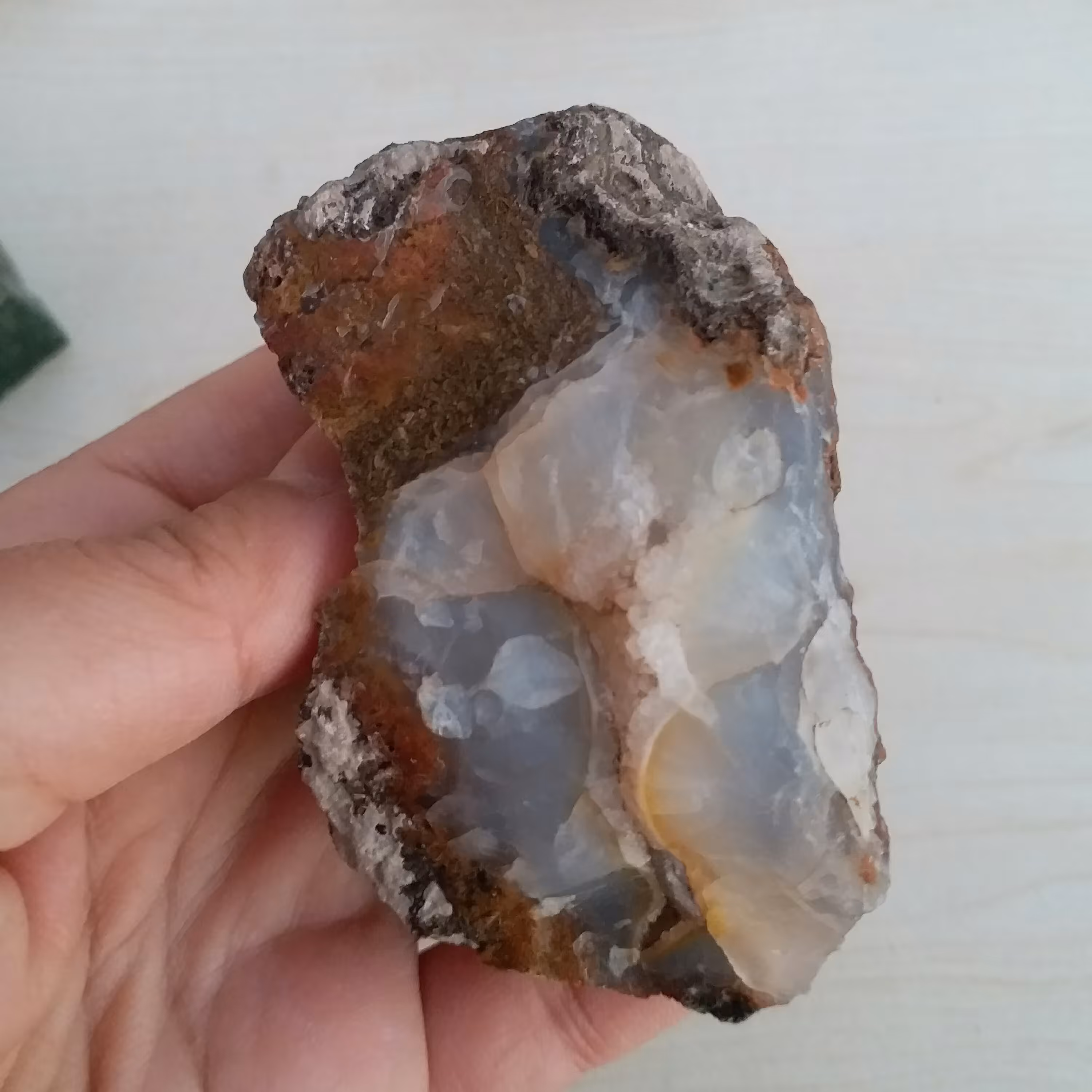 یک تکه سنگ حاوی عقیق شفاف مناسب دکور و رومیزی معدنی و اصل با خواص بسیار 